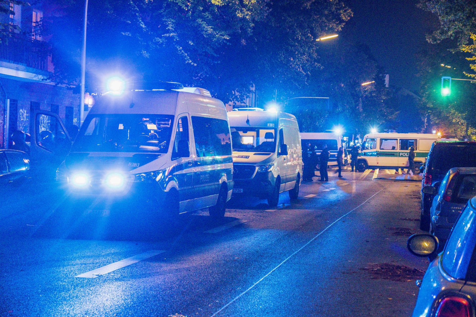 Polizei in Berlin (Archivbild): In Spandau hat es einen Streit zwischen Dutzenden Personen gegeben.