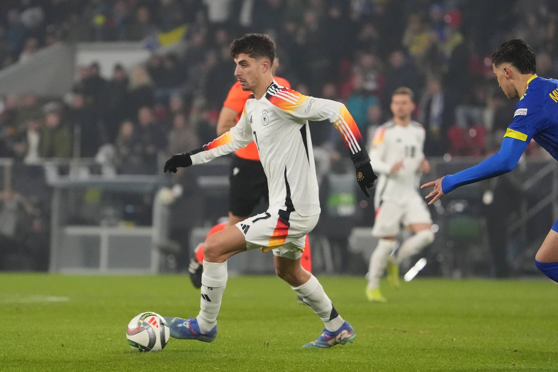 Kai Havertz: Zeitweise fühlte man sich an die EM zurückerinnert, denn Havertz spielte stark mit, kam zu Chancen, nutzte sie aber nicht (25. und 32.). Machte es nach der starken Kombination gegen Wirtz dann beim 3:0 besser (37.) und legte dem Leverkusener auch noch einen Treffer auf (57.). Die Torvorlage für Sané beim 6:0 krönte dann eine starke Leistung. Note 1