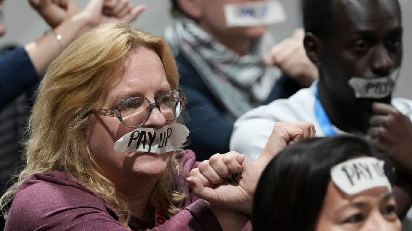 Aktivisten demonstrieren auf der COP29: Ihr Ziel ist die Erhöhung der Zahlungen der Industriestaaten.