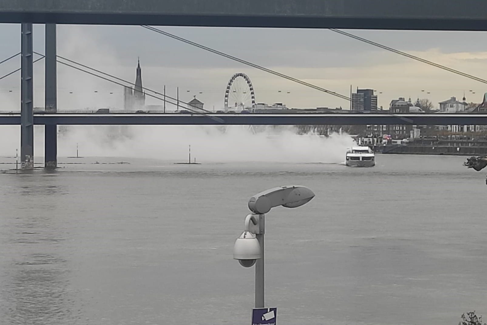 Auf einem Ausflugsschiff kam es am Montag auf dem Rhein zu einem Schwelbrand.