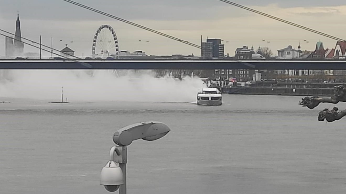 Auf einem Ausflugsschiff kam es am Montag auf dem Rhein zu einem Schwelbrand.