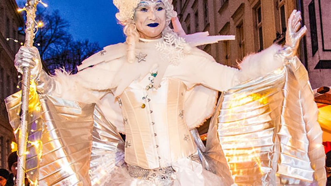 Engel und Fantasiewesen auf Stelzen wie den Künstler Flaming Rose kann man auf dem Weihnachtsmarkt in der Berliner Sophienstraße bewundern.