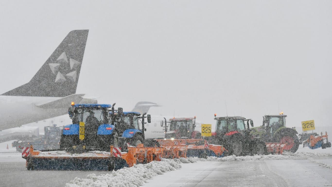 Viel Fläche muss geräumt werden (Archivbild). Allein die zwei Start- und Landebahnen, Vorfelder und Rollwege umfassen rund 5,6 Millionen Quadratmeter.