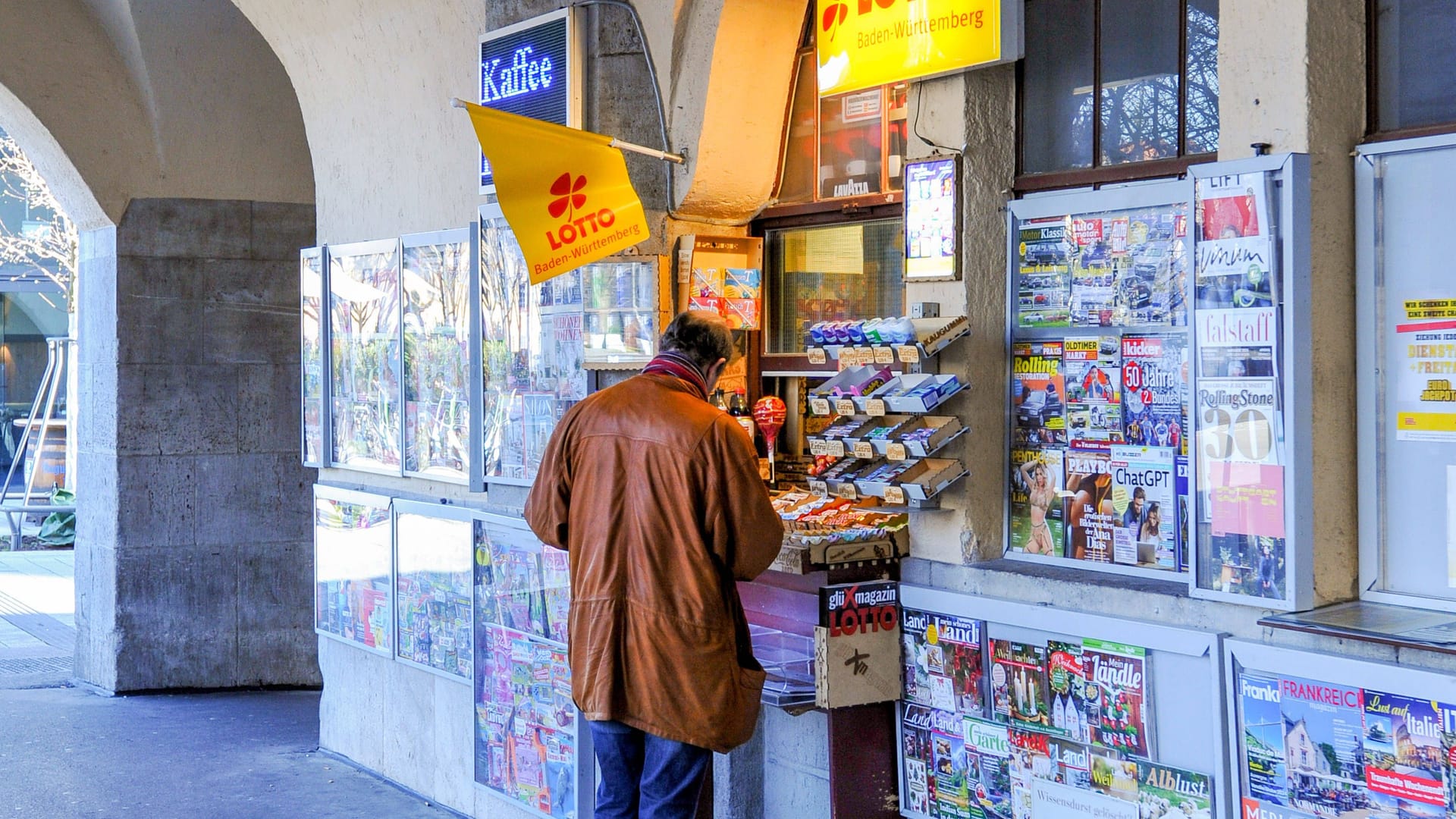 Lotto-Spieler an einem Kiosk. (Symbolfoto)