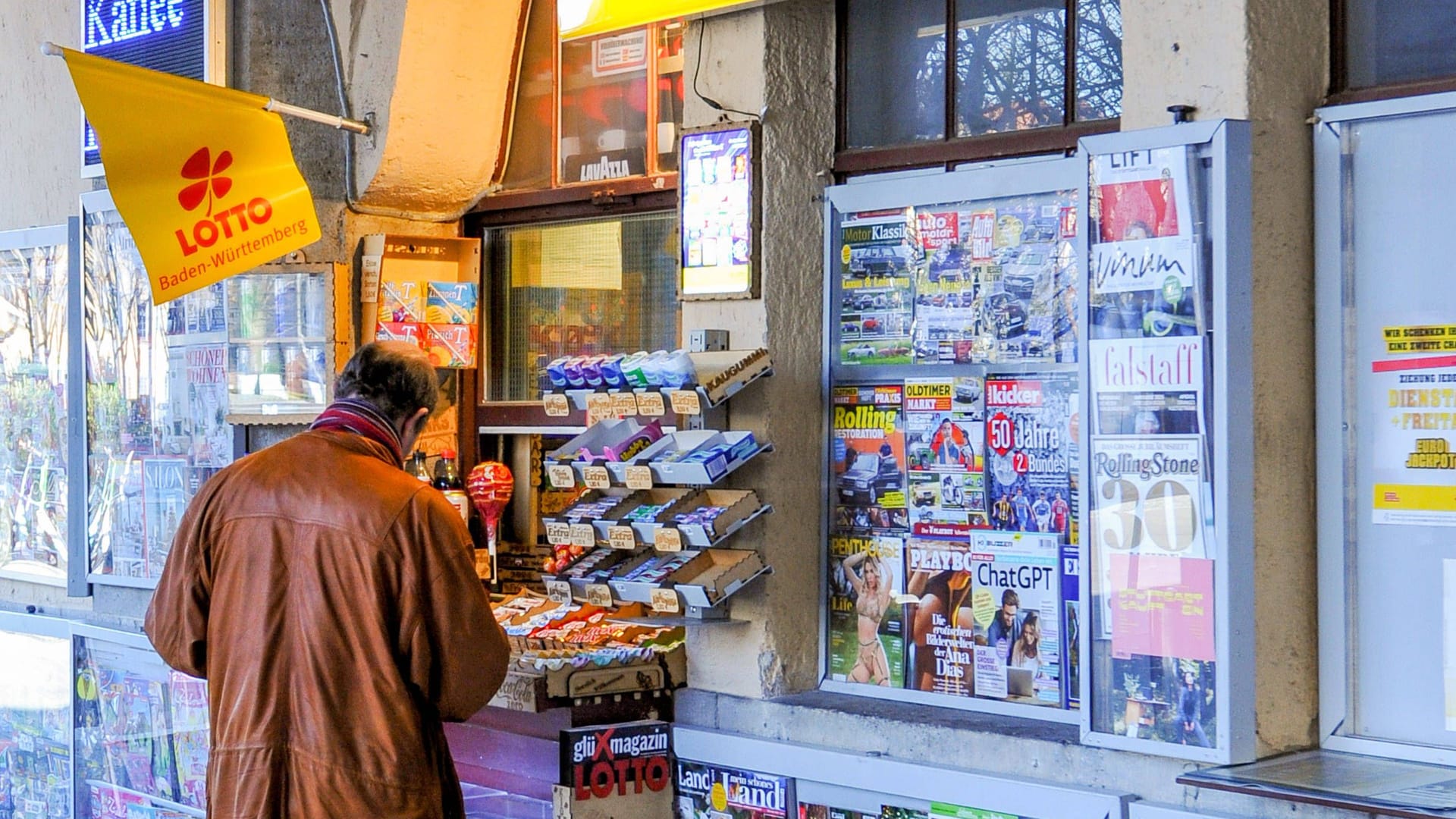 Lotto-Spieler an einem Kiosk. (Symbolfoto)