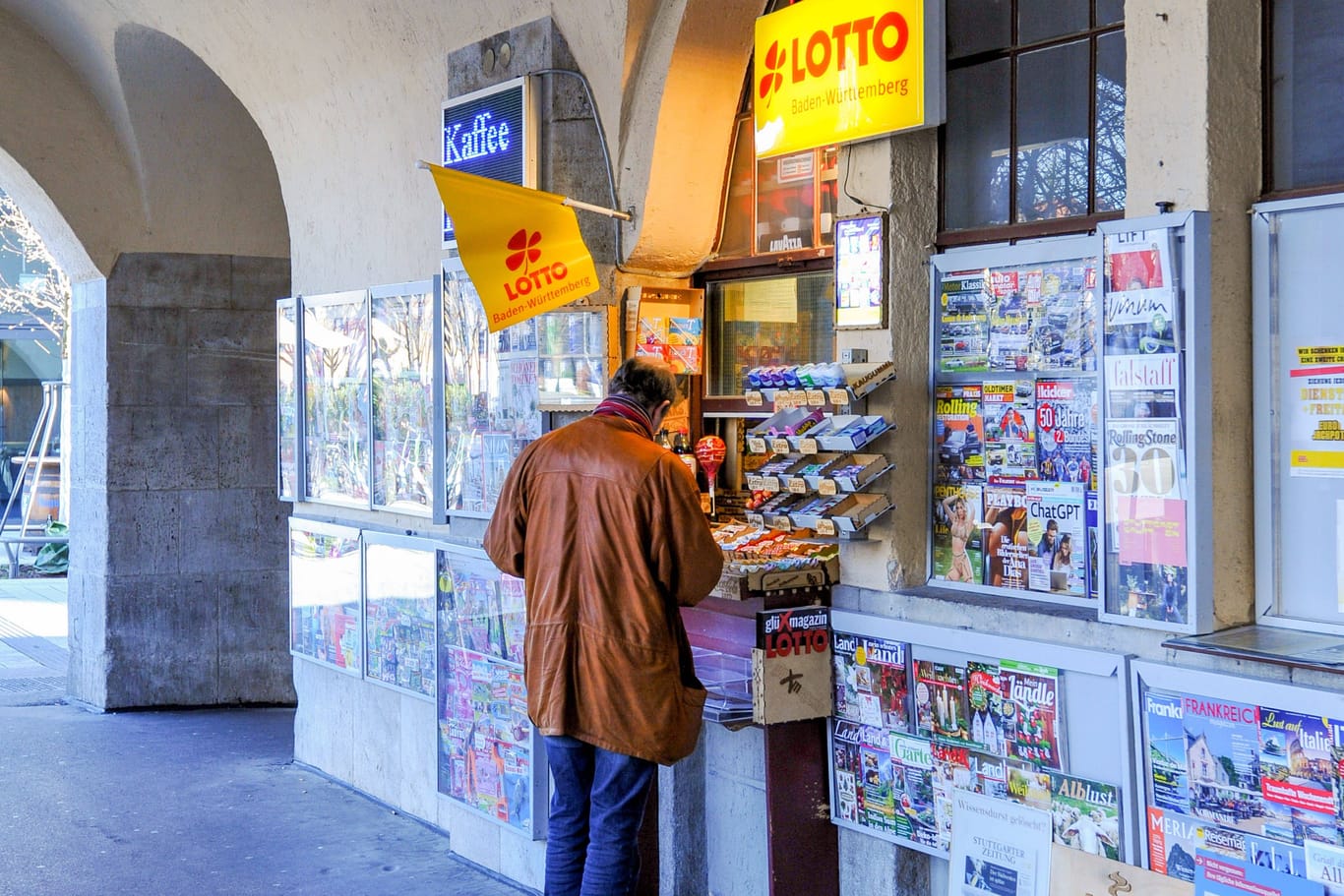 Lotto-Spieler an einem Kiosk. (Symbolfoto)