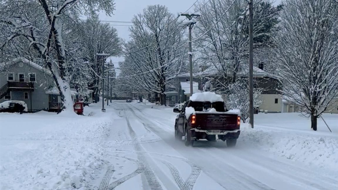 Ein Auto fährt über eine schneebedeckte Straße in Lowville, westlich von New York.