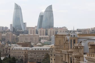 Baku-Stadt (Symbolbild): Von hier flossen Milliarden veruntreute Euros nach Europa.