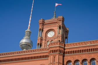 Das Rote Rathaus in Berlin (Archivbild): Die Hauptstadt leidet unter knappen Kassen.