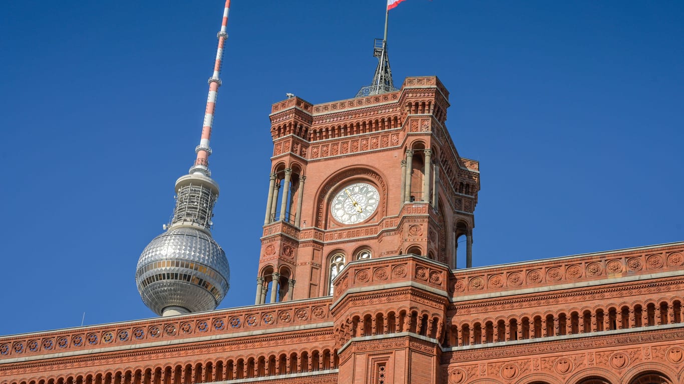 Das Rote Rathaus in Berlin (Archivbild): Die Hauptstadt leidet unter knappen Kassen.