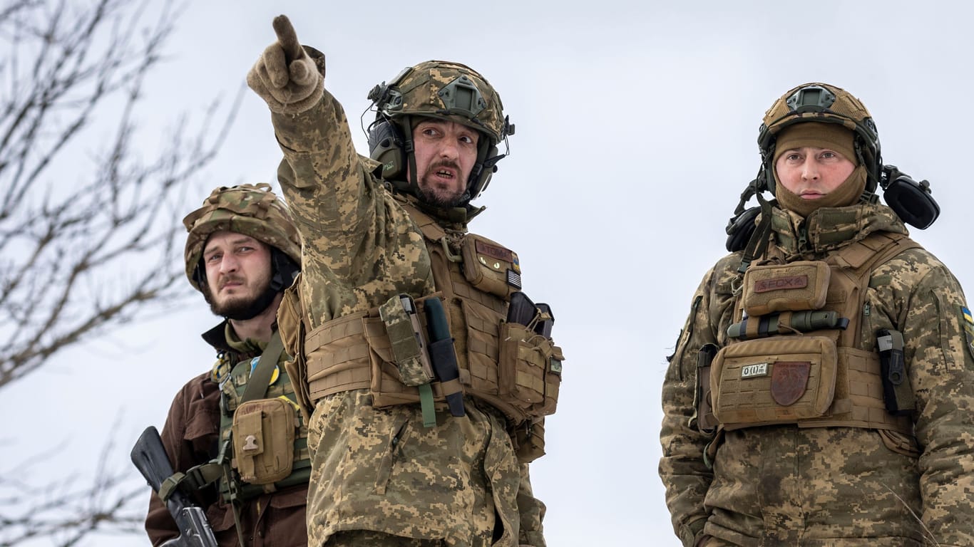 Ukrainische Soldaten in der Nähe von Bachmut (Symbolbild): Mehrere Deutsche sind seit Beginn des russischen Angriffskrieges ums Leben gekommen.