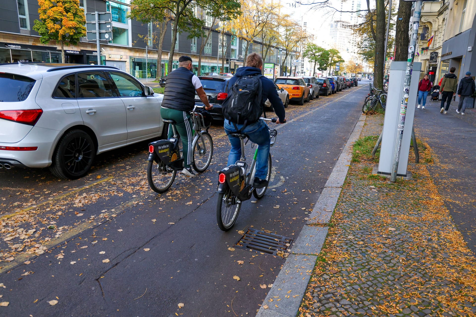 Der Radweg auf der Kantstraße in Charlottenburg (Archivbild): Hier soll es nach Wunsch des Senats einen Umbau geben.