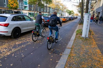 Der Radweg auf der Kantstraße in Charlottenburg (Archivbild): Hier soll es nach Wunsch des Senats einen Umbau geben.