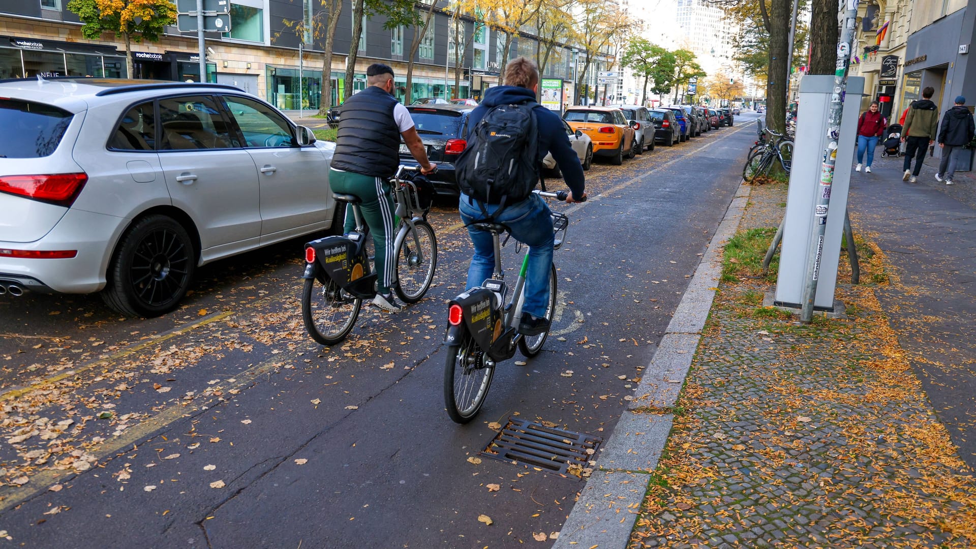 Der Radweg auf der Kantstraße in Charlottenburg (Archivbild): Hier soll es nach Wunsch des Senats einen Umbau geben.