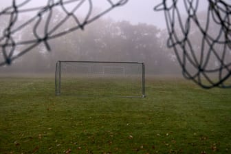 Ein Fußballplatz in Deutschland (Symbolbild): Bei einem Spiel in der Kreisklasse wurde ein Schiedsrichter geschlagen.