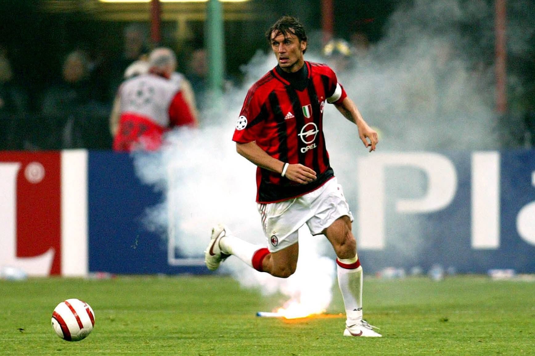 Paolo Maldini steht für Langlebigkeit und Erfolg. Mit fünf Champions-League-Titeln (1989, 1990, 1994, 2003, 2007) zählt der legendäre AC-Mailand-Verteidiger zu den erfolgreichsten Spielern überhaupt. 2005 erzielte er das schnellste Tor in einem Finale (52 Sekunden) gegen Liverpool, auch wenn dieses Spiel am Ende unglücklich verloren ging. Maldinis Führungsqualitäten und defensive Stabilität machten ihn über zwei Jahrzehnte zur Ikone.