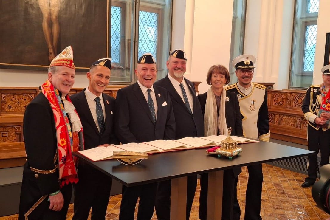 Das Kölner Dreigestirn mit Oberbürgermeisterin Henriette Reker und dem Präsidenten des Festkomitees Kölner Karneval Christoph Kuckelkorn.