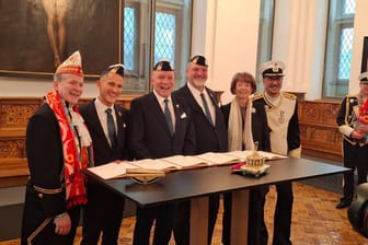 Das Kölner Dreigestirn mit Oberbürgermeisterin Henriette Reker und dem Präsidenten des Festkomitees Kölner Karneval Christoph Kuckelkorn.