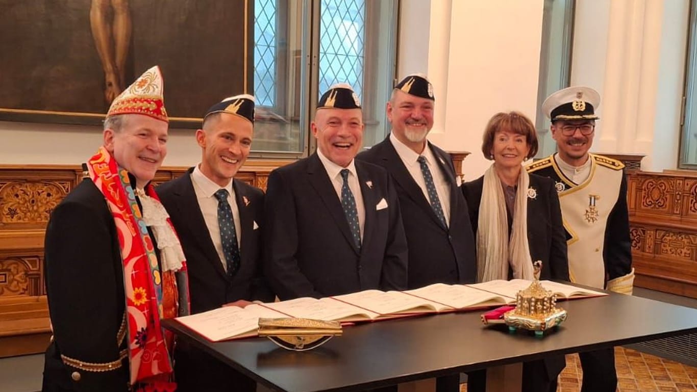 Das Kölner Dreigestirn mit Oberbürgermeisterin Henriette Reker und dem Präsidenten des Festkomitees Kölner Karneval Christoph Kuckelkorn.