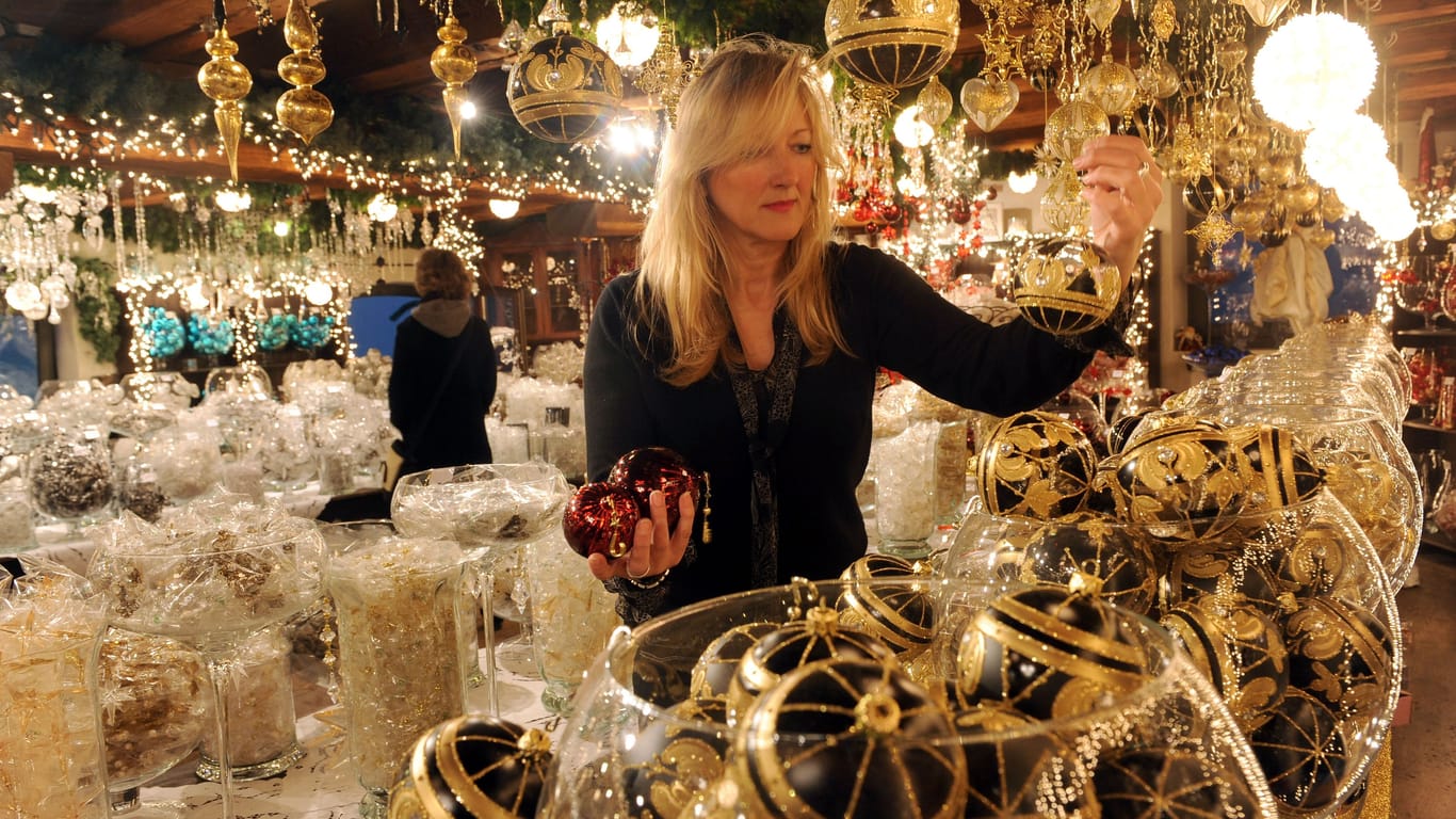 Eine Kundin stöbert im Weihnachtsladen (Archivbild): Hier wird jeder Weihnachtsfan fündig.