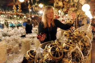 Eine Kundin stöbert im Weihnachtsladen (Archivbild): Hier wird jeder Weihnachtsfan fündig.