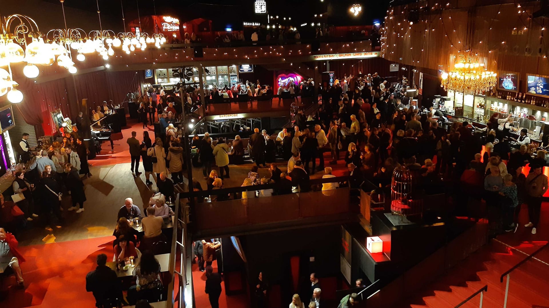 Die Lobby des Musical Domes: Das Gebäude war rappelvoll.