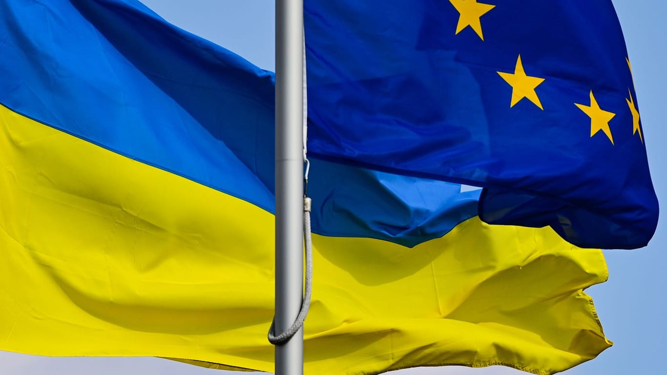 Fahnen der Ukraine und EU