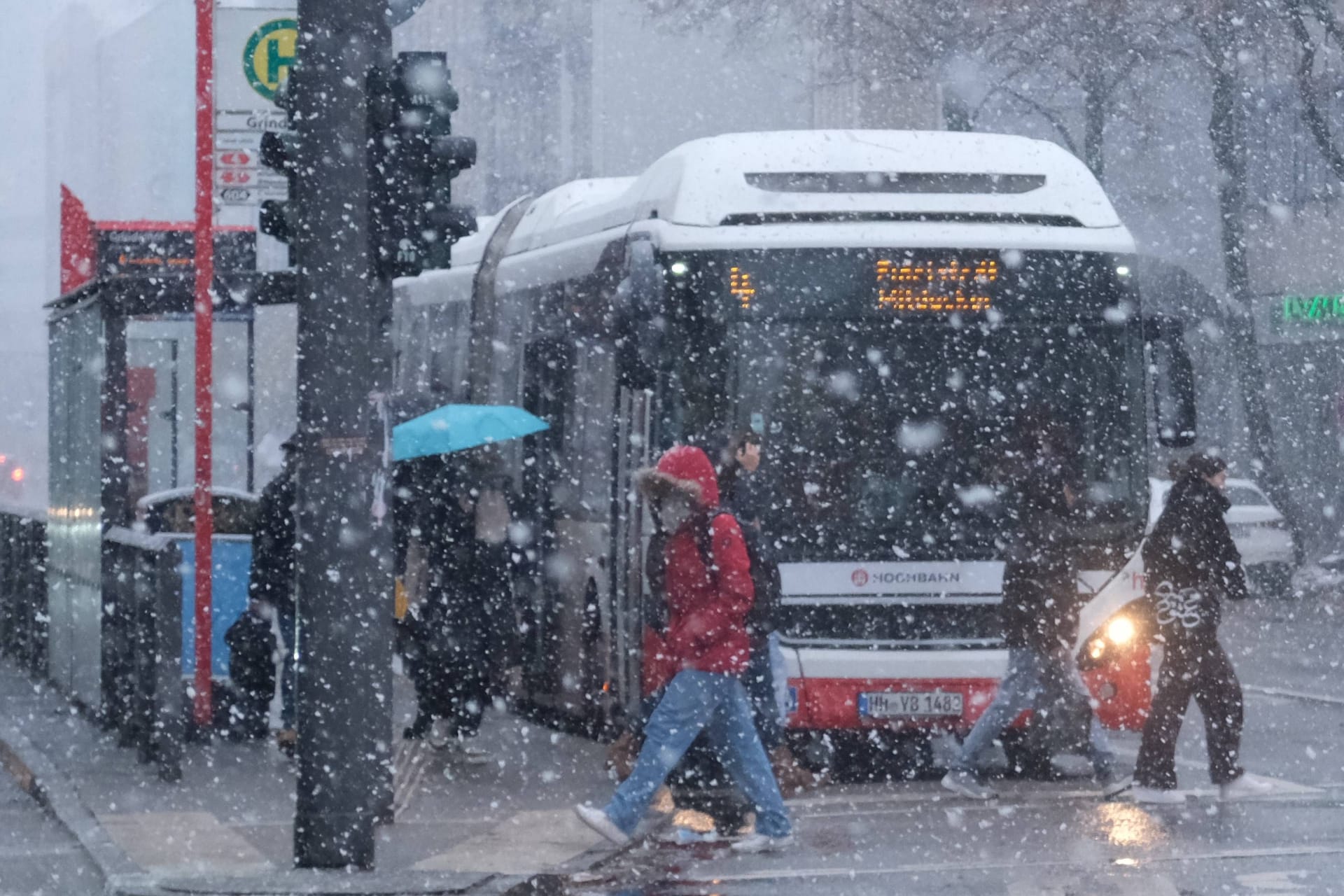 Winterwetter in Hamburg-Rotherbaum (Archivbild): In Schleswig-Holstein und Hamburg wird es in den kommenden Tagen nass und kalt.