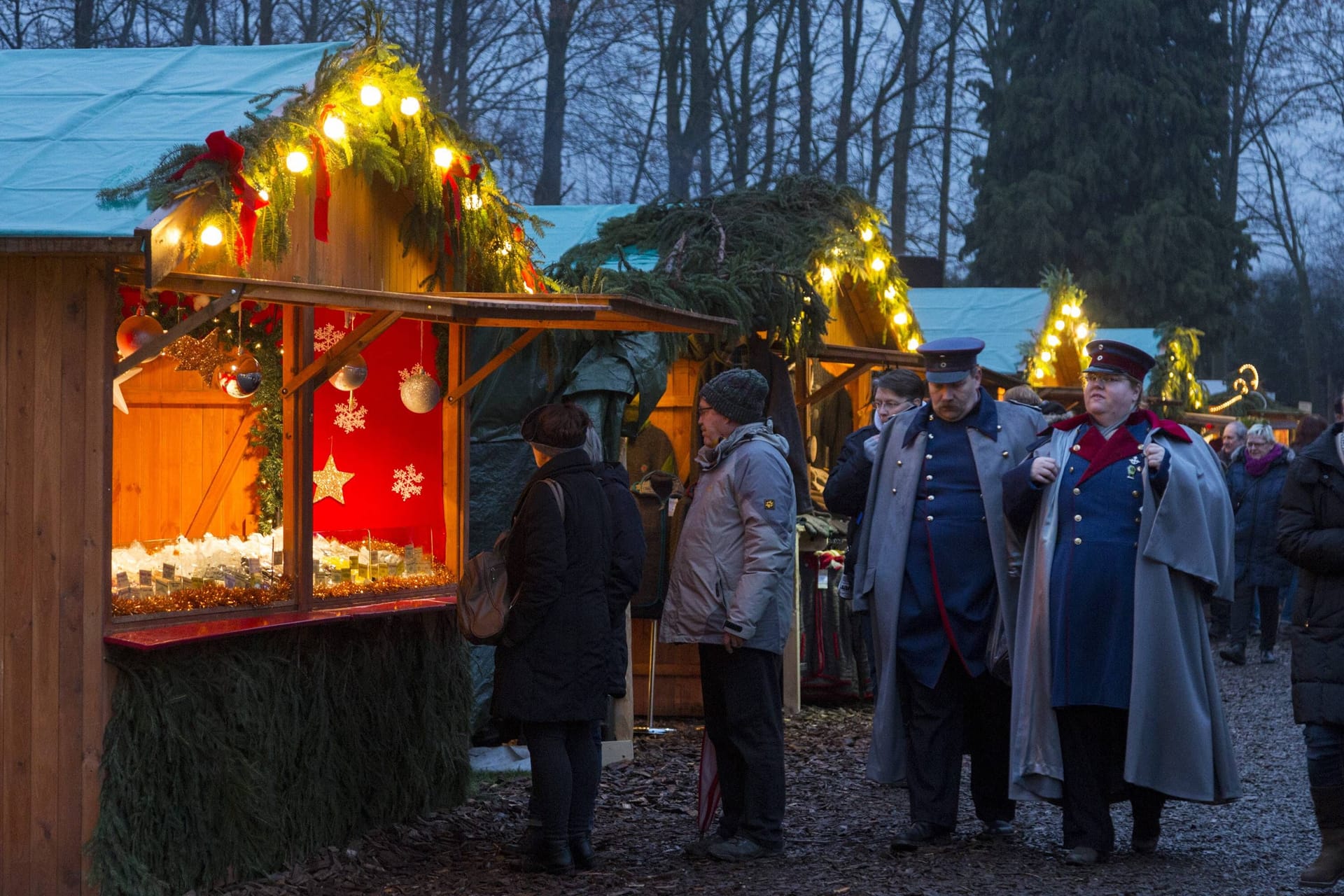 Verkaufsstände auf dem Gelände des Schloss Merode (Archivbild): Auch in diesem Jahr öffnet der Weihnachtsmarkt.