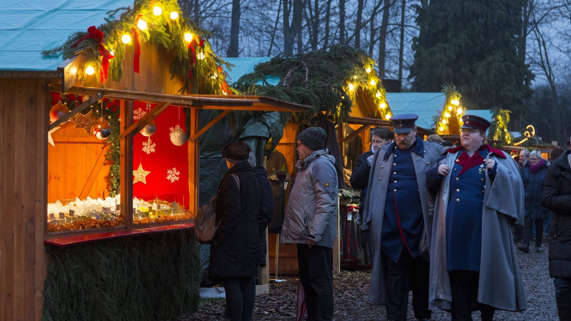 Verkaufsstände auf dem Gelände des Schloss Merode (Archivbild): Auch in diesem Jahr öffnet der Weihnachtsmarkt.