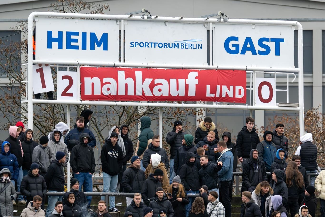 16.11.2024, Berlin: Fußball: Pokal Berlin, Delay Sports - BFC Dynamo, Achtelfinale, Sportforum Hohenschönhausen, per Hand wird kurz vor Spielende der spätere Endstand von 12:0 eingeschoben.