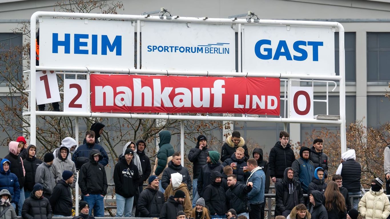 16.11.2024, Berlin: Fußball: Pokal Berlin, Delay Sports - BFC Dynamo, Achtelfinale, Sportforum Hohenschönhausen, per Hand wird kurz vor Spielende der spätere Endstand von 12:0 eingeschoben.