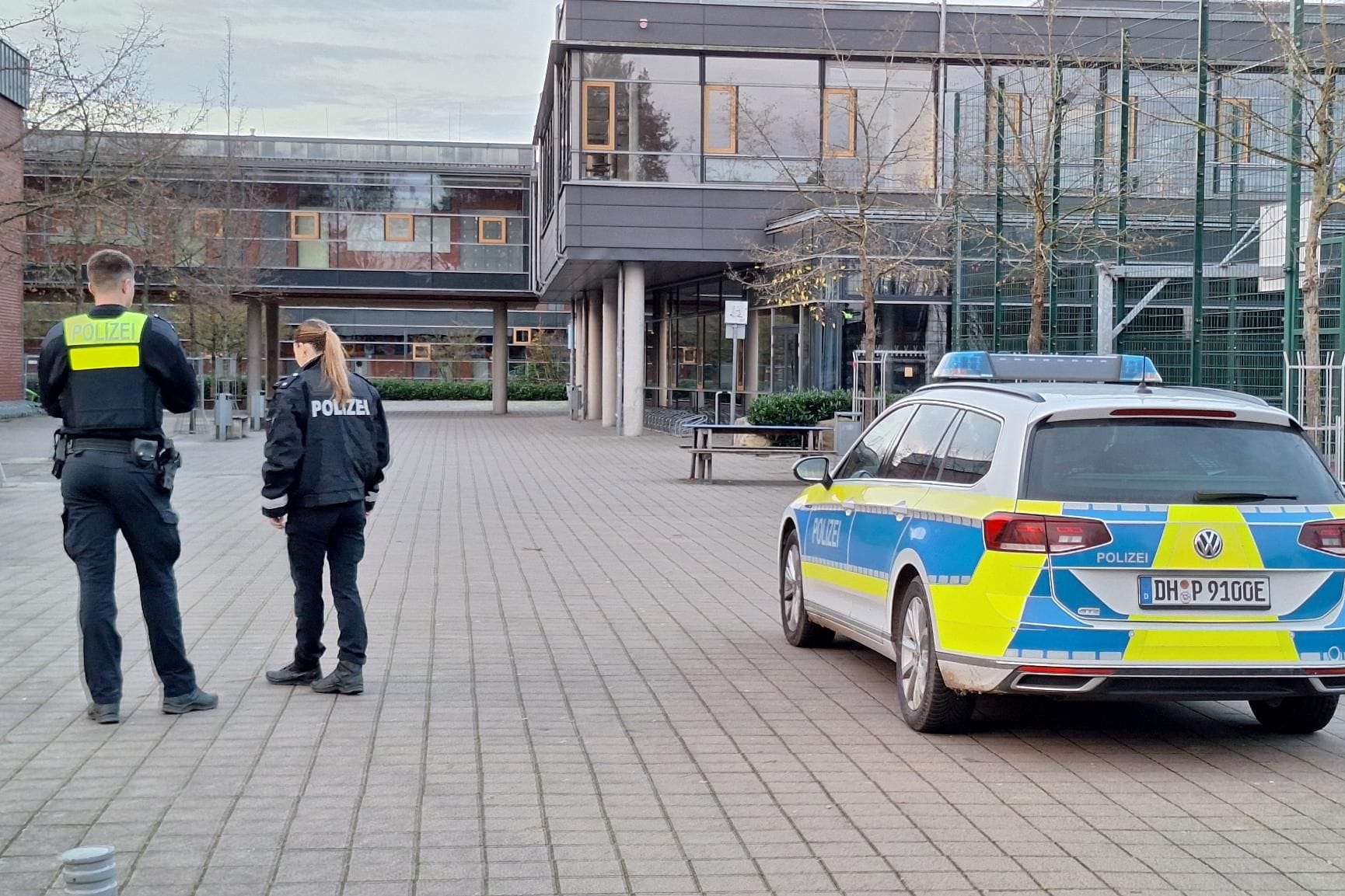 Polizisten sind am Montagmorgen vor der Schule.