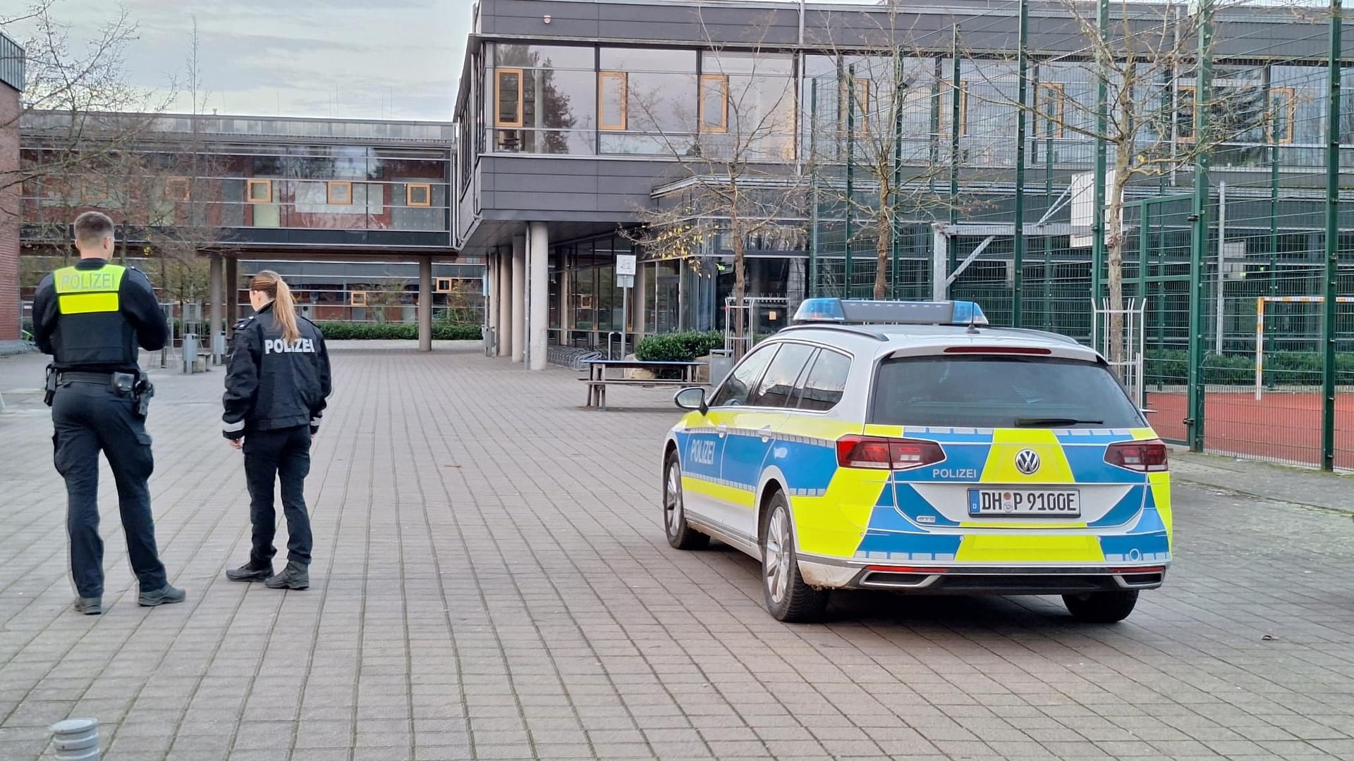 Polizisten sind am Montagmorgen vor der Schule.