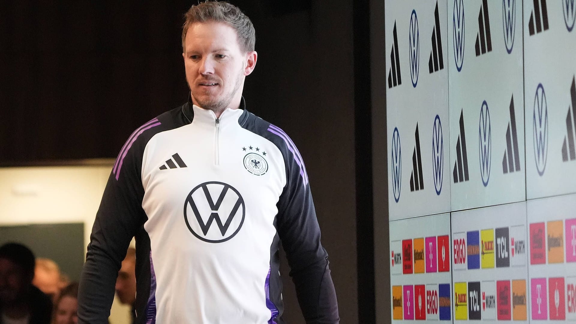Julian Nagelsmann am Montag: Hier funktionierten die Bildschirme hinter ihm noch. Julian Nagelsmann am Montag: Hier funktionierten die Bildschirme hinter ihm noch.
