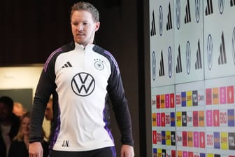 Julian Nagelsmann am Montag: Hier funktionierten die Bildschirme hinter ihm noch.