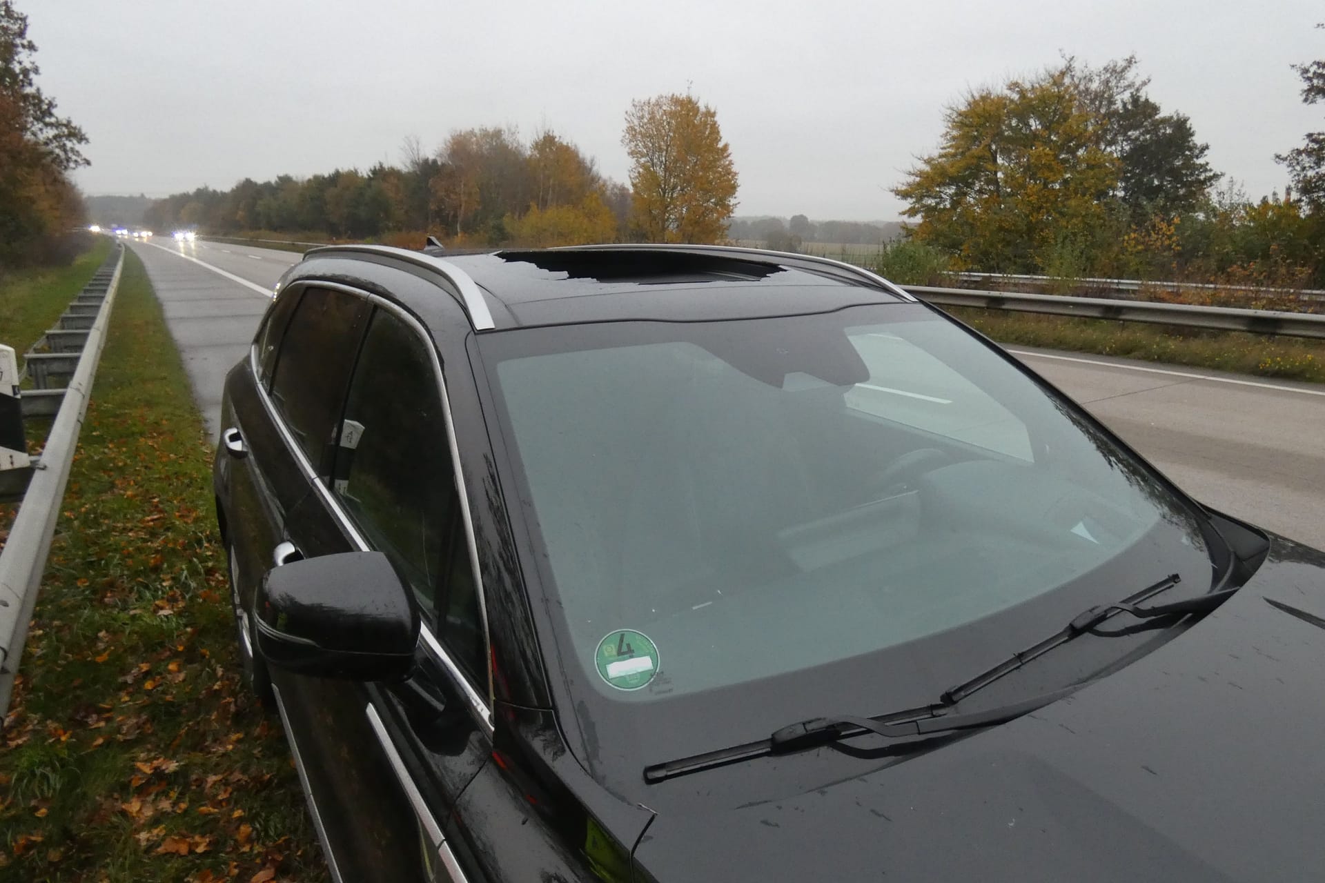 Der beschädigte Pkw auf der Autobahn: Das Dach des Autos wurde komplett zerstört.