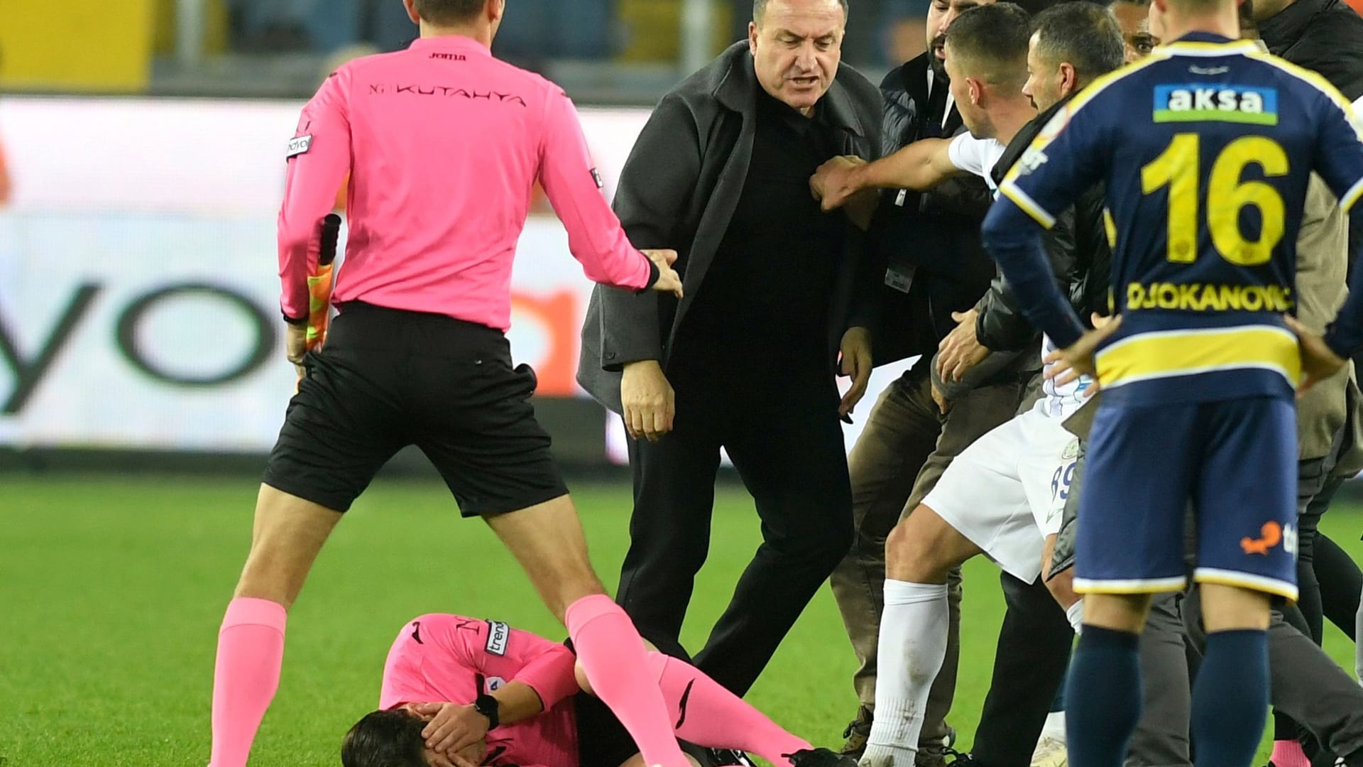 MKE Ankaragücü - Caykur Rizespor - Attacke auf Schiedsrichter