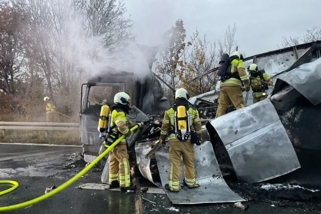 Die Feuerwehr bei den letzten Löscharbeiten: Die Autobahn war in Richtung Chemnitz gesperrt.