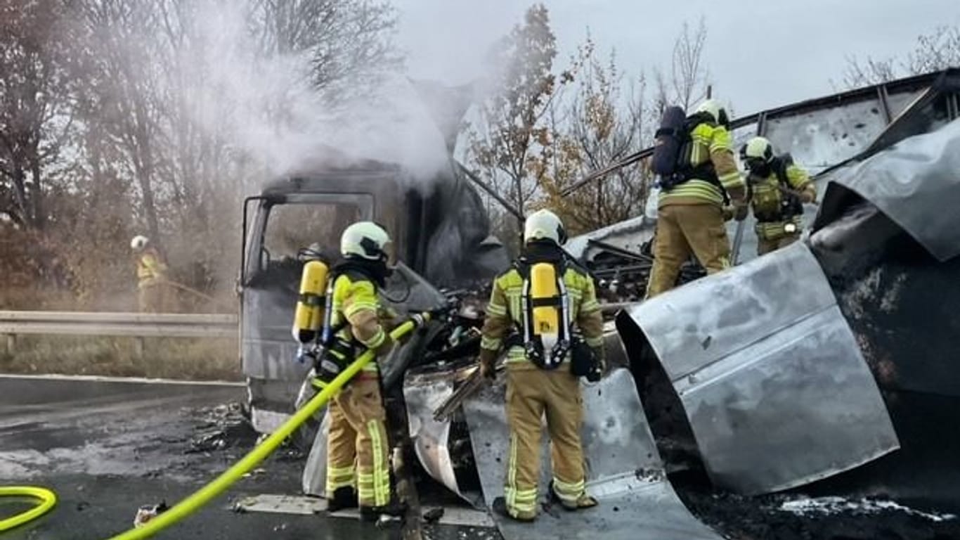 Die Feuerwehr bei den letzten Löscharbeiten: Die Autobahn war in Richtung Chemnitz gesperrt.