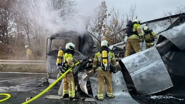 Die Feuerwehr bei den letzten Löscharbeiten: Die Autobahn war in Richtung Chemnitz gesperrt.