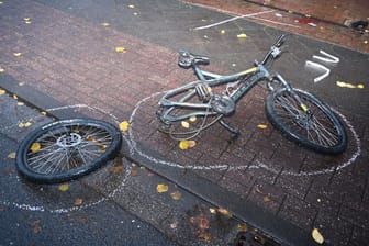 Wissen Sie, wem dieses zerstörte Fahrrad gehört? Die Polizei bittet um Hinweise.