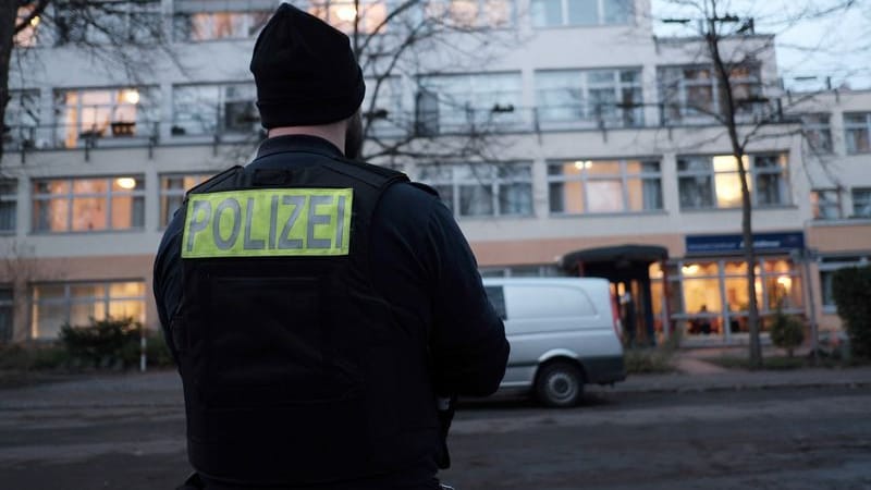 Ein Polizist steht vor einem Pflegeheim. Eine Frau besucht ihren 75-jährigen Vater in Berlin in dem Pflegeheim - und er soll mit einer Machete auf sie losgegangen sein. Am Ende kamen beide verletzt im Krankenhaus. Ein Polizist steht vor einem Pflegeheim. Eine Frau besucht ihren 75-jährigen Vater in Berlin in dem Pflegeheim - und er soll mit einer Machete auf sie losgegangen sein. Am Ende kamen beide verletzt im Krankenhaus.