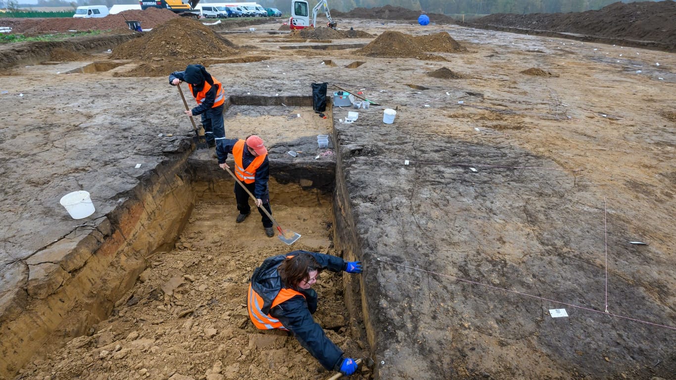 Die alten Gruben lassen sich anhand von Verfärbungen im Boden ausmachen: In ihnen finden die Archäologen zudem wertvolle Schätze.