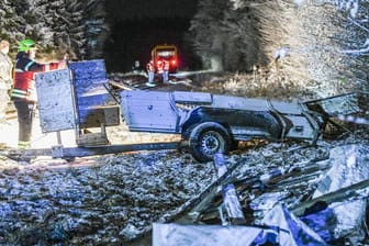 Einsatzkräfte der Feuerwehr an einem Bahnübergang zwischen zwei Nagoldern Ortsteilen: Ein Zug kollidierte mit einem mit Rindern beladenen Pkw-Anhänger.