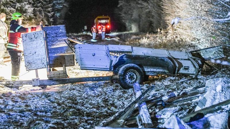 Einsatzkräfte der Feuerwehr an einem Bahnübergang zwischen zwei Nagoldern Ortsteilen: Ein Zug kollidierte mit einem mit Rindern beladenen Pkw-Anhänger.