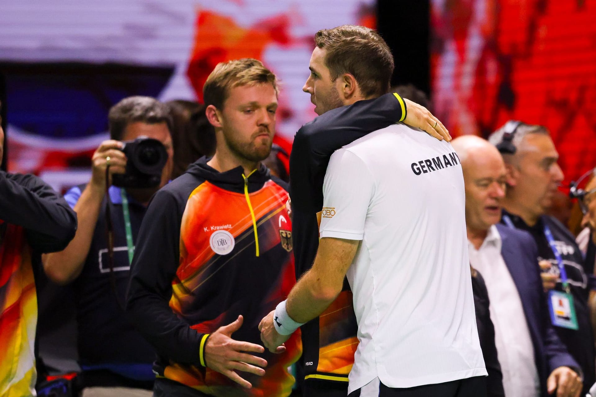 Jan-Lennard Struff (r.) reagiert enttäuscht nach der Niederlage im Davis-Cup-Halbfinale.