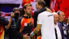 Jan-Lennard Struff (r.) reagiert enttäuscht nach der Niederlage im Davis-Cup-Halbfinale.