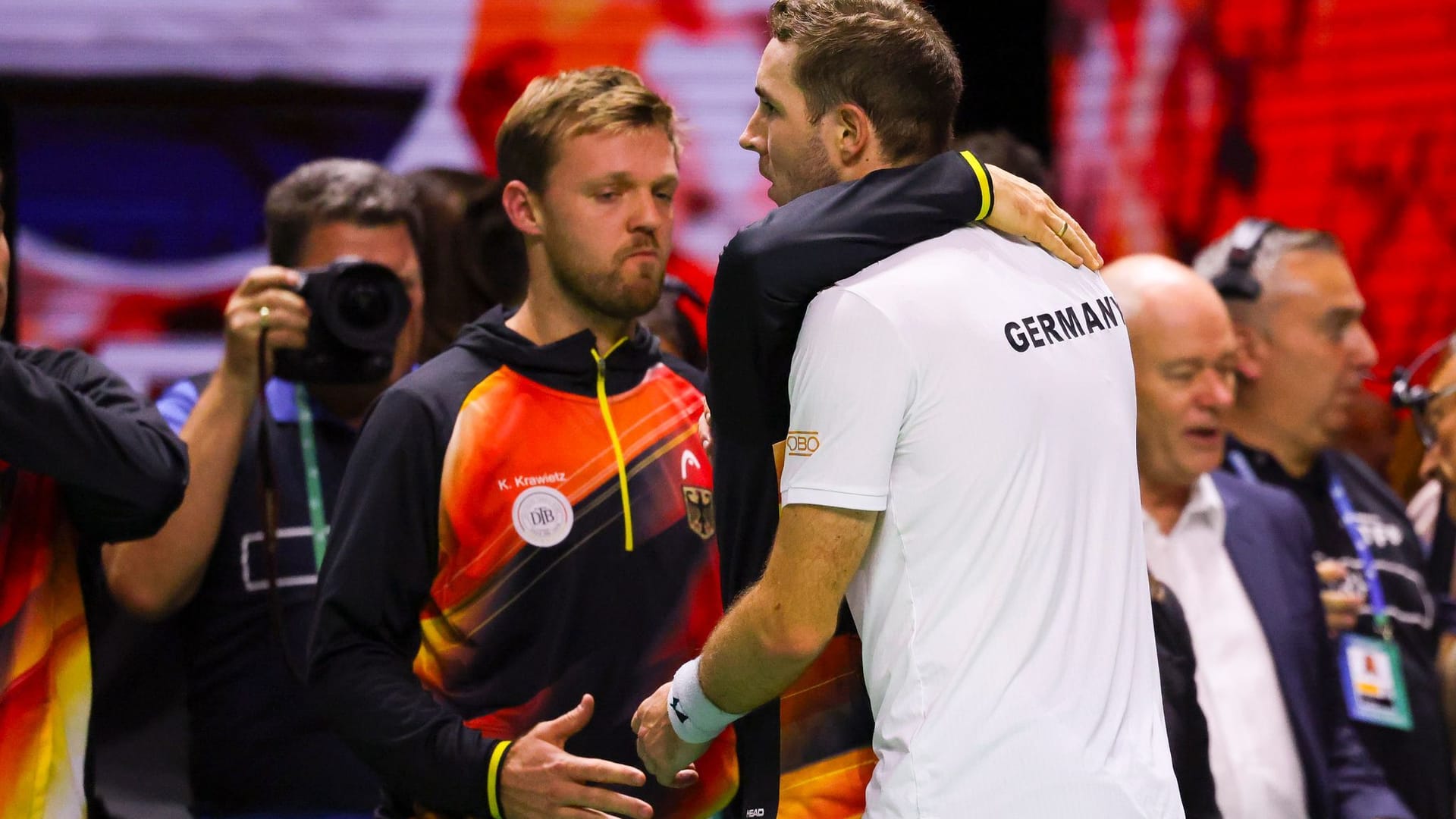 Jan-Lennard Struff (r.) reagiert enttäuscht nach der Niederlage im Davis-Cup-Halbfinale.