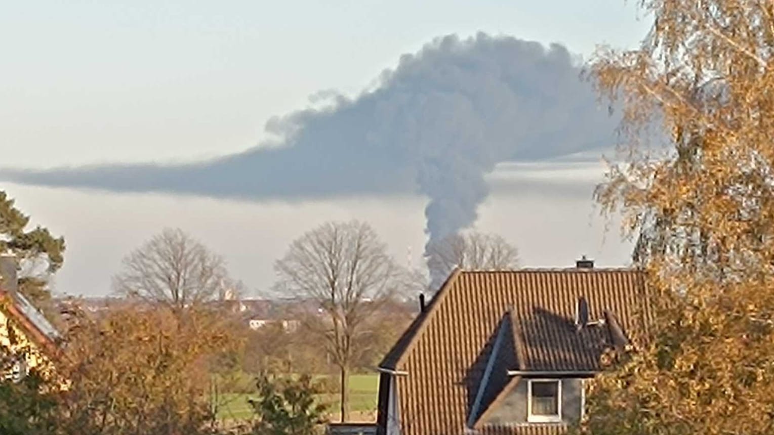 Die Rauchwolke aus der Entfernung: Im Südosten von Hannover brannten mehrere Dixi-Klos.